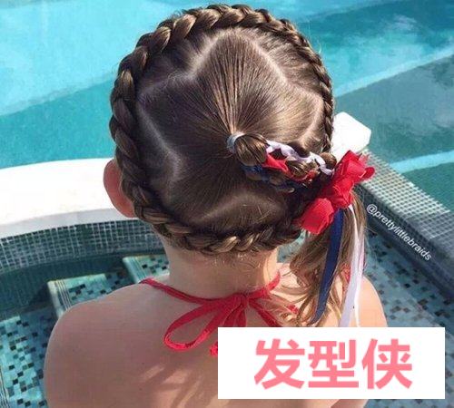 小女孩分层级s型扎发发型,在后脑勺的秀发拥有 较为精美的 蜈蚣辫的