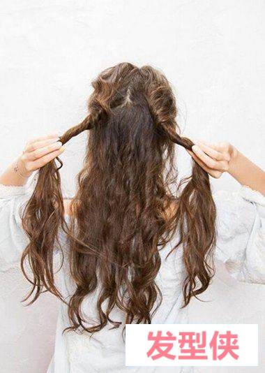 卷头发如何绑起来显讨人喜欢漂亮 蓬蓬松扎发带出走入时尚流行_发型侠