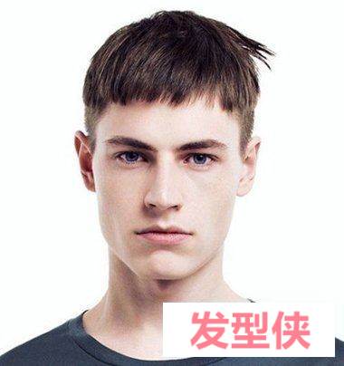 男生蘑菇头刮痕头型不仅呆萌可爱 男生超帅蘑菇头发型融进刮痕时尚潮