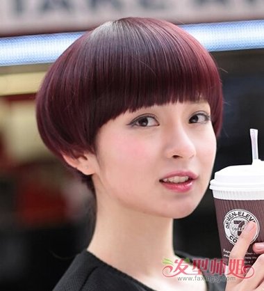 蘑菇头发型是梳在耳朵尖靠外的部位的,胖女生的头型要梳好内扣的头发
