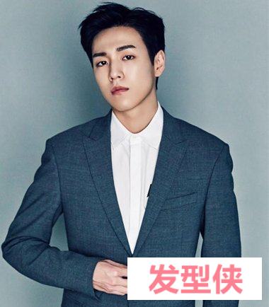 男生两侧剃偏分头让你轻轻松松驾驭 打造出青春年少太阳短头发酷帅动