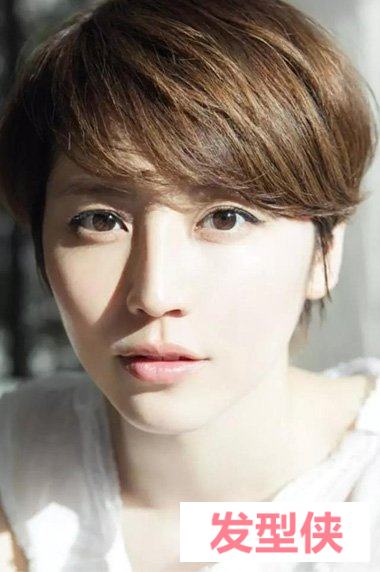 女生剪齐刘海露耳短发美度倍增 时尚露耳短发必须把握的方法 -图2