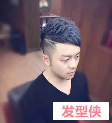 轻熟帅气男生两侧刻痕发型图片 2018年潮男发型刻痕图案大全秘笈 -图1