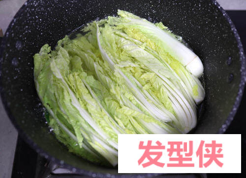 1,提前準備兩株娃娃菜,除去老葉片,清理整潔預留;2,把洗完娃娃菜一劈